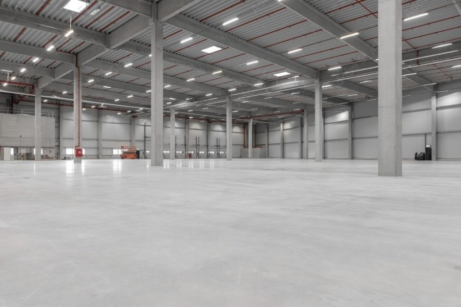 Große Halle mit mehreren Säulen, heller Epoxidboden.